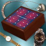 Boîte À Souvenirs Tartan - Patriotique - Bleu Rouge Étoiles Blanches<br><div class="desc">Tartan en rouge et bleu avec étoiles. Peut être utilisé pour presque n'importe quelle occasion et sont neutres en fonction du sexe et de l'âge.</div>