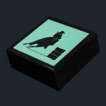 Boîte À Souvenirs Thème Rodéo Cowgirl Barrel Racine Silhouette<br><div class="desc">Silhouette d'une cowgirl sportive course en baril avec son cheval. Illustration passionnante d'action rodéo. L'Arrière - plan est de couleur vert menthe. Idéal pour les amateurs de rodéo et de chevaux.</div>