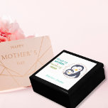 Boîte À Souvenirs Toujours ma mère - Pingouin Mum & Baby Keepsaké Bo<br><div class="desc">Vous recherchez le cadeau parfait pour la Fête des Mères ? Cette adorable boîte de conservation comprend une maman pingouin sucrée qui se fait rouler avec son bébé, ainsi que le message sincère "Toujours ma mère, pour toujours mon Ami." Vous pouvez même le personnaliser avec votre propre message spécial pour...</div>