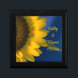 Boîte À Souvenirs Tournesol jaune sur Mariage bleu<br><div class="desc">Customisez le joli Tournesol Jaune sur la boîte de cadeau photo Mariage bleu avec le nom personnel de la mariée et du marié et la date de la cérémonie de mariage d'été ou d'automne. Créez un cadeau personnalisé de gardien pour les jeunes mariés ou un cadeau de remerciement pour vos...</div>
