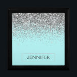 Boîte À Souvenirs Turquoise Aqua Blue Silver Parties scintillant Gir<br><div class="desc">Aqua Blue Turquoise et Silver Sparkle Parties scintillant Monogramme Nom Bijoux Garde boîte. Cela fait le cadeau parfait de remise de diplômes,  anniversaire,  mariage,  douche nuptiale,  anniversaire,  baby shower ou bachelorette pour quelqu'un qui aime le luxe glam et les styles chic.</div>