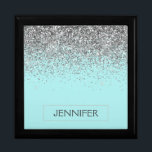 Boîte À Souvenirs Turquoise Aqua Blue Silver Parties scintillant Gir<br><div class="desc">Aqua Blue Turquoise et Silver Sparkle Parties scintillant Monogramme Nom Bijoux Garde boîte. Cela fait le cadeau parfait de remise de diplômes,  anniversaire,  mariage,  douche nuptiale,  anniversaire,  baby shower ou bachelorette pour quelqu'un qui aime le luxe glam et les styles chic.</div>