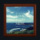 Boîte À Souvenirs Une perspective positive sur la vie / ©Paysage mar<br><div class="desc">Ce design est l'arrière - plan d'une oeuvre photographique originale représentant un littoral magnifique avec un ciel bleu et des nuages blancs, accompagné d'un message inspirant au centre : "TOUJOURS REGARDEZ SUR LE CÔTÉ LUMINEUX DE LA VIE" dans l'art typographique. Cette phrase transmet une attitude optimiste envers la vie -...</div>