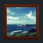 Boîte À Souvenirs Une perspective positive sur la vie / ©Paysage mar<br><div class="desc">Ce design est l'arrière - plan d'une oeuvre photographique originale représentant un littoral magnifique avec un ciel bleu et des nuages blancs, accompagné d'un message inspirant au centre : "TOUJOURS REGARDEZ SUR LE CÔTÉ LUMINEUX DE LA VIE" dans l'art typographique. Cette phrase transmet une attitude optimiste envers la vie -...</div>