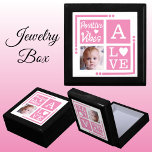 Boîte À Souvenirs Vibes positives ajouter photo initiale bijoux rose<br><div class="desc">Garder bijoux / boîte cadeau bijoux. Personnalisez avec une photo et une initiale. Vibes positives / Amour,  avec un coeur d'amour et les couleurs rose et blanc.</div>