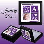 Boîte À Souvenirs Vibes positives ajouter photo initiale bijoux viol<br><div class="desc">Garder bijoux / boîte cadeau bijoux. Personnalisez avec une photo et une initiale. Vibes positives / Amour,  avec un coeur d'amour et les couleurs violet et blanc.</div>