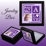 Boîte À Souvenirs Vibes positives ajouter photo initiale violet blan<br><div class="desc">Garder bijoux / boîte cadeau bijoux. Personnalisez avec une photo et une initiale. Vibes positives / Amour,  avec un coeur d'amour et les couleurs claires et violet foncé et blanc.</div>