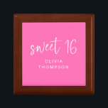 Boîte À Souvenirs Vibrant Hot rose Nom Sweet 16 Anniversaire<br><div class="desc">Vibrant Hot rose Nom Sweet 16 Anniversaire Fête. Minimal et moderne pour commémorer l'âge de seize ans. Avec un script informel pour Sweet 16 et personnalisez avec le nom du destinataire.</div>