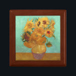Boîte À Souvenirs Vincent van Gogh douze tournesols dans un vase<br><div class="desc">Vincent van Gogh douze tournesols dans une peinture florale de beaux-arts de vase Tournesols (titre original, en français : Tournesols) sont le sujet de deux séries de peintures immobiles de la vie par le peintre néerlandais Vincent van Gogh de Courrier-Impressionniste. La série première peinte à Paris dépeint en 1887 les...</div>
