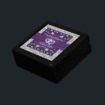 Boîte À Souvenirs Violet, Gris Deux Coeurs Est Devenu Un<br><div class="desc">Cette jolie boîte à trinket en bois avec un carrelage en céramique dans le couvercle serait une belle façon de remercier vos demoiselles d'honneur et leur donner un souvenir durable de votre journée spéciale, ou obtenir une pour vous-même pour tenir vos bijoux de jour de mariage spécial dans. Il coordonne...</div>