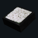 Boîte À Souvenirs White Mountain Laurel Floral Keepsaké Grande boîte<br><div class="desc">Joli gros plan de fleurs blanches de Mountain Laurel. Des grappes de fleurs en forme d'étoile avec des morceaux de rose et de rouge de notre grand arbuste. Photographie originale de TamiraZDesigns.</div>