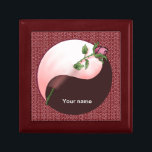 Boîte À Souvenirs Yin Yang Rose rouge<br><div class="desc">Boîte à cadeaux Yin Yang Red Rose, vêtement Rose Yin Yang, t-shirt Yin Yang, cadeaux de Saint Valentin par ArtMuvz Illustration. POUR PERSONNALISER, ajoutez votre nom ou ajoutez du texte à la place. T-shirt rose rouge de Saint Valentin, vêtements et cadeaux roses, sac fourre-tout, tasse pour la Saint Valentin. Cravate...</div>