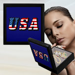 Boîte À Souvenirs Zone de trappe de texte d'indicateur USA<br><div class="desc">Ce produit présente les couleurs du drapeau américain - rouge, blanc et bleu. C'est une excellente façon de montrer votre amour pour votre pays et serait parfait pour un usage quotidien ou des vacances spéciales comme le 4 juillet, le Memorial Day, et la fête des anciens combattants. Cela semble bon...</div>