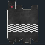 Boite à vin Chevron.<br><div class="desc">Des chevrons blancs branchés sur un arrière - plan en damier décorent cette boîte à vin amusante.</div>