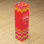Boite à vin de chevron rose orange zigzag 60e anni<br><div class="desc">Boite à vin de style chevron moderne et lumineux. Personnalisez avec votre nom et votre année d'anniversaire de fille. Il lit actuellement heureux 60e anniversaire Debbie année Vintage. Conçu par Sarah Trett.</div>