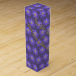 Boite à vin fleur sauvage Custom Purple Daiss Boît<br><div class="desc">Boite à vin fleur sauvage Boîtes à marguerites personnalisées Boîtes à vin d'abeille à miel Boîtes à bijoux Keepsakes Boîtes à Fleurs sauvages violets Votre nom ici Boîtes à vin à fleurs d'été Personnalisables Mementos à fleurs pour hommes, femmes Boîtes à vin à fleurs Cliquez sur "Personnaliser" pour ajouter plus...</div>