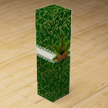 Boite à vin Mariage de pin d'hiver<br><div class="desc">Belle boîte cadeau de vin de mariage d'hiver faite dans un motif vert et or, avec des graphiques d'un ruban d'ivoire en dentelle, autour du milieu, et une branche de pin avec des cônes de pin, décorant l'avant. Customisez d'ajouter du texte au ruban ou de laisser comme pour une grande...</div>