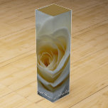Boite à vin rose blanche Personnaliser boîte à vin<br><div class="desc">Boîte à vin rose blanche Personnalisée Boîtes à Rose or blanc Rose Boîtes à cadeaux Boîtes à bijoux Keepsakes Boîtes à Rose classique Votre nom ici Fleurs d'été Boîtes à vin cadeau Rose personnalisable Mementos pour hommes, femmes, garçons, Filles Jour Roses blanches Boîtes à vin Cliquez sur "Customiser" pour ajouter...</div>