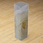Boite à vin rose blanche Personnaliser boîte à vin<br><div class="desc">Boîte à vin rose blanche Personnalisée Boîtes à Rose or blanc Rose Boîtes à cadeaux Boîtes à bijoux Keepsakes Boîtes à Rose classique Votre nom ici Fleurs d'été Boîtes à vin cadeau Rose personnalisable Mementos pour hommes, femmes, garçons, Filles Jour Roses blanches Boîtes à vin Cliquez sur "Customiser" pour ajouter...</div>