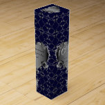 Boite Cadeau Pour Bouteille De Vin 10e, 11e, 16e, 20 Mariages Rose d'argent<br><div class="desc">Le cadeau mariage idéal et abordable; cette délicieuse bouteille de vin dans une boîte à vin personnalisée pour votre année anniversaire. Ici, cette répétition inspirée de fabuleux avec mes cadres de coeur argenté 3D fait un ajout significatif et magnifique à votre bouteille de vin cadeau soit pour vos 10e Tin,...</div>
