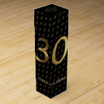Boite Cadeau Pour Bouteille De Vin 30ème Noir et or d'anniversaire de mariage<br><div class="desc">30ème Anniversaire 30 ans,  le 30ème anniversaire d'anniversaire,  le 30ème anniversaire de mariage,  l'anniversaire de mariage de perle,  anniversaire heureux d'or de typographie élégante de regard,  avec amour Emily,  vous pouvez changer la boîte-cadeau de vin de regard de noir et d'or des textes</div>