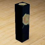 Boite Cadeau Pour Bouteille De Vin 50e Rose du cinquantième anniversaire de Mariage d<br><div class="desc">Célébration du 50e anniversaire du mariage pour la rose jaune.</div>