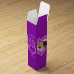 Boite Cadeau Pour Bouteille De Vin 6e anniversaire d'Amethyst mariage boîte photo<br><div class="desc">Sixième mariage améthyste violet anniversaire donnant boîte de vin ou spiritueux. De beaux améthystes dans les coeurs sur violet avec effet de pierre photo modèle Amethyst Mariage Anniversaire emballage boîte à vin . Customisez avec votre propre nom et les détails de l'événement et la photo. L'année du 6e anniversaire est...</div>