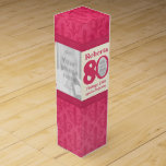 Boite Cadeau Pour Bouteille De Vin 80ème anniversaire vintage nom & photos boîte pers<br><div class="desc">Bande rose et crème et boîte cadeau d'anniversaire à motifs de fleur de lis pour vin, spiritueux ou boissons. Lit Roberta 80 Vintage 1938 âge à la perfection, customiser avec votre propre anniversaire filles nom année de naissance vintage et trois photos de votre choix, l'une dans le 0 de 80...</div>