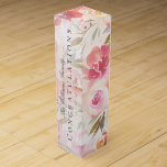 Boite Cadeau Pour Bouteille De Vin Aquarelle rose florale Rose Nom du monogramme<br><div class="desc">Cette élégante boîte à cadeaux florale est le choix idéal pour envelopper ce cadeau spécial. Ce modèle design présente un motif de roses d'aquarelle dans les tons bleus, roses et pêche accentués par la verdure sur un arrière - plan blanc. Personnalisez avec un nom, un message de félicitations et d'année....</div>
