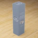 Boite Cadeau Pour Bouteille De Vin Argent mariage anniversaire coeur photo boîte à vi<br><div class="desc">Cadeau de l'anniversaire d'argent vin ou boîte spiritueux. Beau effet coeur argent liquide sur une couleur gris argenté avec emballage de boîte à vin Mariage argent modèle photo Anniversaire. Customisez avec le nom de vos destinataires ou les coordonnées de votre famille et la photo. L'année du 25e anniversaire est traditionnellement...</div>
