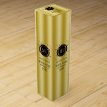 Boite Cadeau Pour Bouteille De Vin Arrière - plan Or avec cadre Or et Noir<br><div class="desc">Elégant arrière - plan or avec élégante tourbillonnant or et cadres noirs pour un monogramme personnalisable. Étiquette de vin mariage sur mesure.</div>