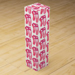 Boite Cadeau Pour Bouteille De Vin Ballerina Pink Ballet Dance Considérant Toe Chauss<br><div class="desc">Le design présente une illustration originale d'une paire de chaussures de talon de pointe rose. Idéal pour une fête d'anniversaire sur le thème du ballet ou un autre événement. Cette illustration de danse de ballet rose est également disponible sur d'autres produits, y compris les produits de la partie de coordination....</div>