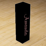 Boite Cadeau Pour Bouteille De Vin Black et Rose Gold personnalisé<br><div class="desc">Boîtes à vin élégantes simples avec typographie Rose tendance Gold personnalisable avec votre nom.</div>