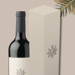 Boite Cadeau Pour Bouteille De Vin Boîte à cadeaux Champagne Snowflake<br><div class="desc">Élevez votre cadeau de vacances avec cette boîte à vin de Flamme de neige Champagne. Cette boîte exquise présente un design captivant de flocons de champagne métallique brossé contre un arrière - plan léger et aéré, créant une présentation étonnante pour vos cadeaux de vin. La motif, élégante et festive, apporte...</div>