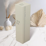 Boite Cadeau Pour Bouteille De Vin Boîte à vin Mariage moderne neutre minimaliste<br><div class="desc">Faites de votre journée une journée inoubliable avec notre faire-part de mariage minimaliste élégamment conçu. Doté d'une palette de couleurs neutres sophistiquée, cet ensemble dégage un charme intemporel et une simplicité moderne. Le design se caractérise par une esthétique moderne et propre, avec des tons doux et neutres pour un look...</div>