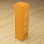 Boite Cadeau Pour Bouteille De Vin Boîte à vin Mariage orange Monogram<br><div class="desc">Fraîche couleur arrière - plan orange d'été. Personnalisez les initiales monogrammes et la date Mariage de la mariée et de la chambre en texte blanc et noir. Le Merci est écrit sur le dessus dans un élégant script blanc. Conception par TamiraZDesigns.</div>
