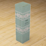 Boite Cadeau Pour Bouteille De Vin Boîte à vin personnalisée Dentelle rustique vieill<br><div class="desc">Boîte cadeau personnalisée pour une bouteille de vin. PALETTE COULEUR : beige crème neutre avec doux blanc COLLECTION DESIGN : Cette dentelle est entièrement dessinée à la main par l'artiste graphique Audrey Jeanne Roberts pour ressembler à des dentelles artisanales vintages antiques. Avec de magnifiques fleurs tourbillonnantes et des détails de...</div>