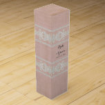 Boite Cadeau Pour Bouteille De Vin Boîte à vin personnalisée Dentelle rustique vieill<br><div class="desc">Boîte cadeau personnalisée pour une bouteille de vin. PALETTE DE COULEUR : coquille rousse rose pastel, crème neutre beige avec doux blanc COLLECTION DESIGN : Cette dentelle est entièrement dessinée à la main par l'artiste graphique Audrey Jeanne Roberts pour ressembler à des dentelles artisanales vintages d'époque. Avec de magnifiques fleurs...</div>