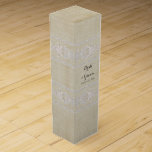 Boite Cadeau Pour Bouteille De Vin Boîte à vin personnalisée Dentelle rustique vieill<br><div class="desc">Boîte cadeau personnalisée pour une bouteille de vin. PALETTE COULEUR : beige crème neutre avec doux blanc COLLECTION DESIGN : Cette dentelle est entièrement dessinée à la main par l'artiste graphique Audrey Jeanne Roberts pour ressembler à des dentelles artisanales vintages antiques. Avec de magnifiques fleurs tourbillonnantes et des détails de...</div>