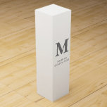 Boite Cadeau Pour Bouteille De Vin Boîte cadeau Monogram Script en blanc<br><div class="desc">Lorsque vous achetez une boîte cadeau de vin, vous donnez plus que le vin lui-même; vous offrez une expérience — les souvenirs, les saveurs, le buzz — de boire ce vin, et aussi la joie qui accompagne ce fait. Ce n'est pas une surprise à moins qu'il ne sort d'une boîte...</div>
