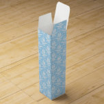 Boite Cadeau Pour Bouteille De Vin Boîte cadeau pour bouteille de vin<br><div class="desc">Cette boîte cadeau à vin est présentée dans un élégant imprimé damassé bleu et blanc. Customisez cette boîte ou achetez tel quel.</div>
