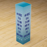 Boite Cadeau Pour Bouteille De Vin Boîte drôle à vin de cadeau de bâillon de Bunco<br><div class="desc">Qui doit aller à une barre quand vous pouvez aller à un jeu de Bunco ? Cadeau ou prix drôle de bâillon de bunco. Grand pour des événements de Bunco, des anniversaires, Noël, l'amitié et d'autres vacances. Matrices de Bunco de caractéristiques de conception une couronne royale pour la reine de...</div>