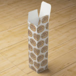 Boite Cadeau Pour Bouteille De Vin Cannelle Rouleau Pâtisserie Boulangerie Petit-déje<br><div class="desc">Le design présente une illustration originale d'une délicieuse pâte roulée à la cannelle fraîchement cuite, surmontée d'une bruine de glaçage au fromage à la crème. Idéal pour un baby shower, fête d'anniversaire, vente de gâteaux, popup de boulangerie, petit-déjeuner ou brunch. Ne vois-tu pas ce que tu cherches ? Vous avez...</div>