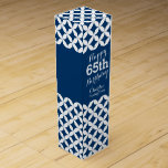 Boite Cadeau Pour Bouteille De Vin Cercle motif nommé boîte à vin noir 65e anniversai<br><div class="desc">Boite à vin moderne mono noir et blanc de style circulaire. Personnalisez avec le nom et l'année de naissance de vos bénéficiaires. Il lit actuellement heureux 65e anniversaire Charlie année Vintage. Conçu par Sarah Trett.</div>