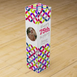 Boite Cadeau Pour Bouteille De Vin Cercle motif photo nom de la boîte à vin 75e anniv<br><div class="desc">Boite à vin moderne et colorée de style circulaire lumineuse. Personnalisez avec votre nom de récipiendaire,  deux photos et l'année d'anniversaire. Il lit actuellement heureux 75ème anniversaire Roberta année Vintage. Conçu par Sarah Trett.</div>