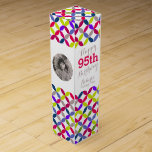 Boite Cadeau Pour Bouteille De Vin Circle motif photo nom 95e anniversaire boîte à vi<br><div class="desc">Boite à vin moderne et colorée de style circulaire lumineuse. Personnalisez avec votre nom de récipiendaire,  deux photos et l'année d'anniversaire. Il lit actuellement heureux 95ème anniversaire Roberta année Vintage. Conçu par Sarah Trett.</div>