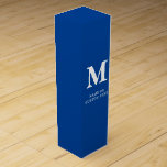 Boite Cadeau Pour Bouteille De Vin Deep Blue Personnaliser Monogram Script boîte cade<br><div class="desc">Lorsque vous achetez une boîte cadeau de vin, vous donnez plus que le vin lui-même; vous offrez une expérience — les souvenirs, les saveurs, le buzz — de boire ce vin, et aussi la joie qui accompagne ce fait. Ce n'est pas une surprise à moins qu'il ne sort d'une boîte...</div>