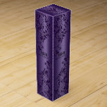 Boite Cadeau Pour Bouteille De Vin Dentelle violette profonde et texture métallique.<br><div class="desc">Personnalisez votre boîte à vin avec vos initiales et vos noms. Texture métallique violette avec accent de dentelle tourbillonnant violet profond et texte personnalisable.</div>