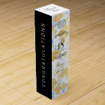 Boite Cadeau Pour Bouteille De Vin Élégant 18ème anniversaire de Mariage de porcelain<br><div class="desc">Ajoutez une touche spéciale aux célébrations du 18e anniversaire du mariage avec cette boîte à vin commémorative! Séries noires et sans serif élégantes, avec des confettis hexagonaux dorés sur un arrière - plan marbré bleu porcelaine, ajoutent une touche inoubliable pour cette occasion spéciale et cette étape importante. Customisez avec les...</div>
