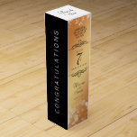 Boite Cadeau Pour Bouteille De Vin Élégante 7ème anniversaire du Mariage de cuivre<br><div class="desc">Ajoutez une touche spéciale aux célébrations du 7e anniversaire du mariage avec cette boîte à vin commémorative! Elégant serif noir et sans serif lettrage avec des confettis hexagonaux sur un arrière - plan en cuivre ajouter une touche mémorable pour cette occasion spéciale et jalon. Customisez avec les noms du couple...</div>